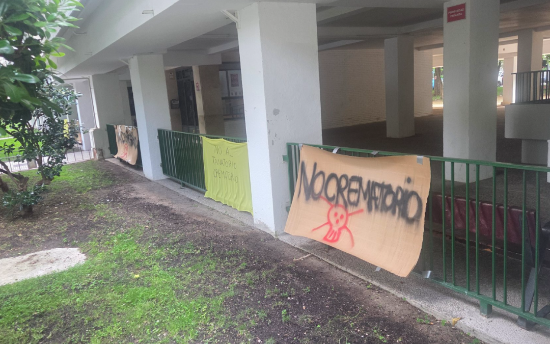 Ondarreta se llena de pancartas contra el crematorio
